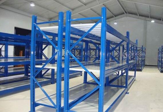 大型仓库采用大型机械设备存取货物 大型仓库采用大型机械设备存取货物